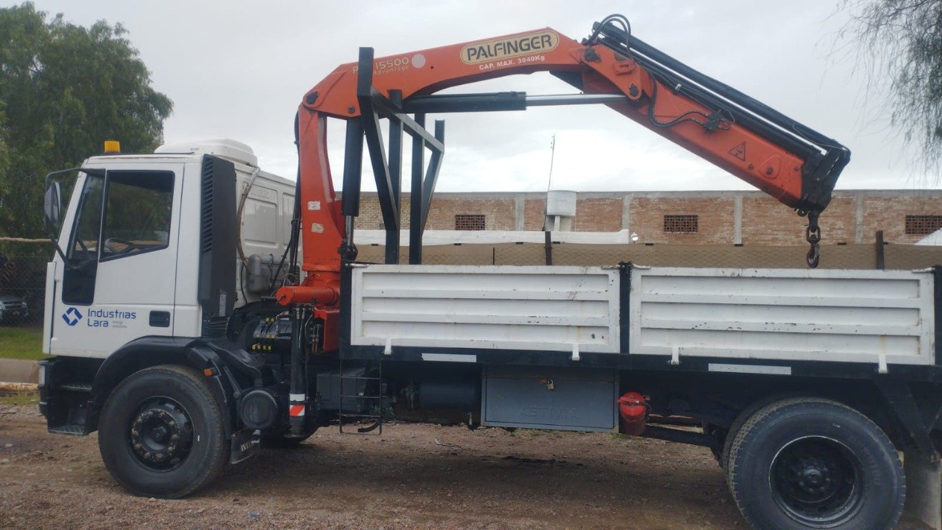 Camión Iveco con hidrogrúa Palfinger P 15500 Advantage