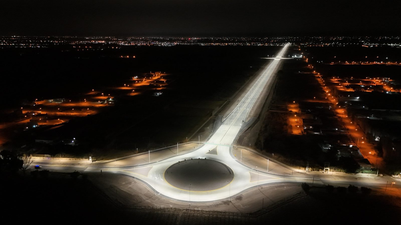 Vista aérea nocturna de rotonda con alumbrado público
