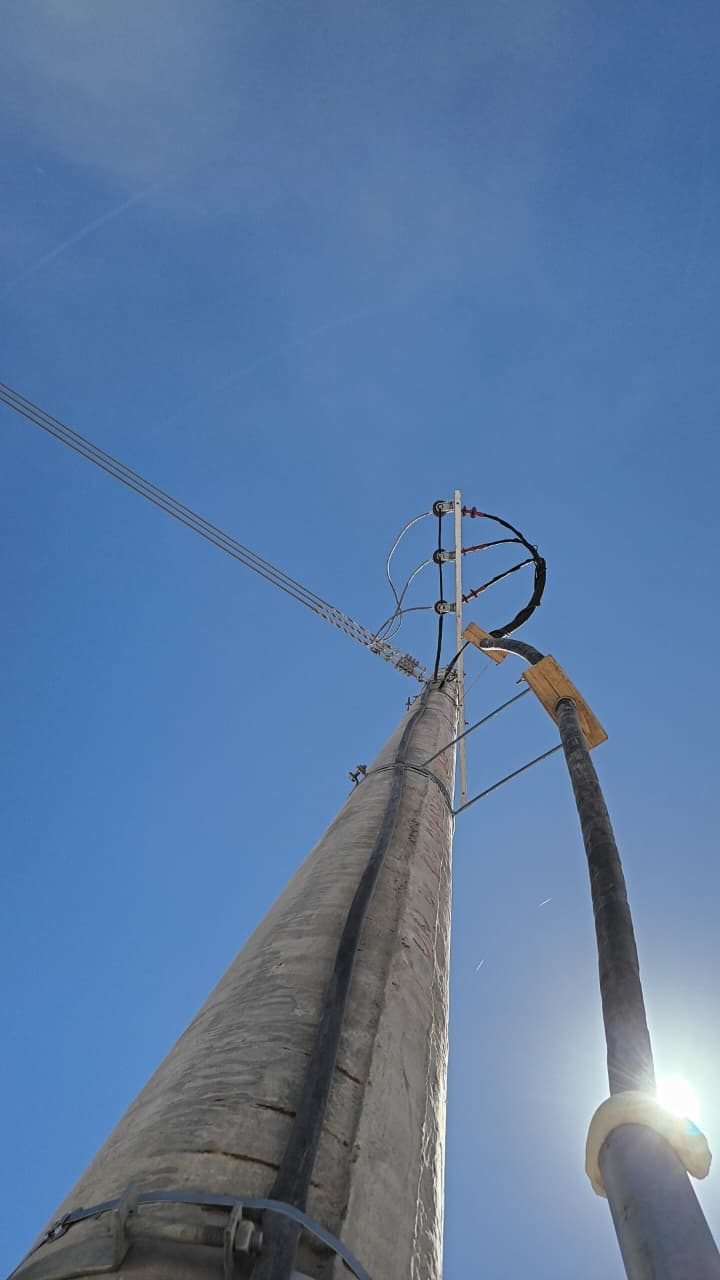 Trabajo en altura sobre poste de línea eléctrica