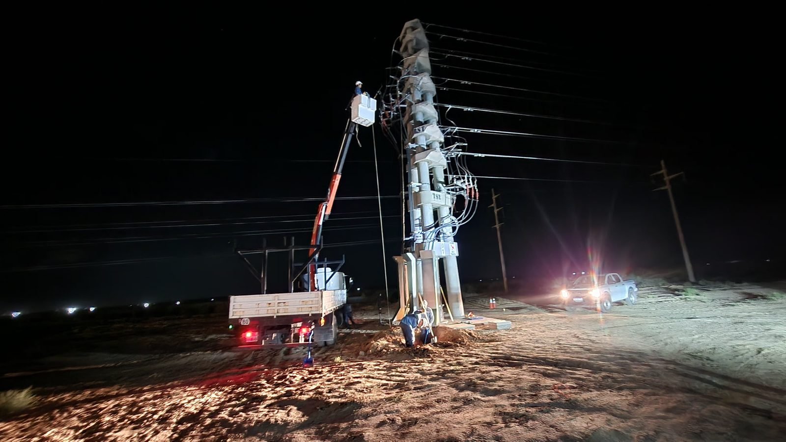 Instalación nocturna de poste de media tensión