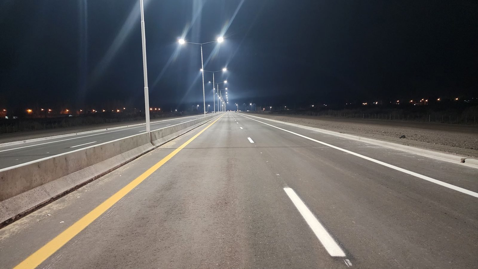 Avenida con alumbrado público nocturno de tecnología LED