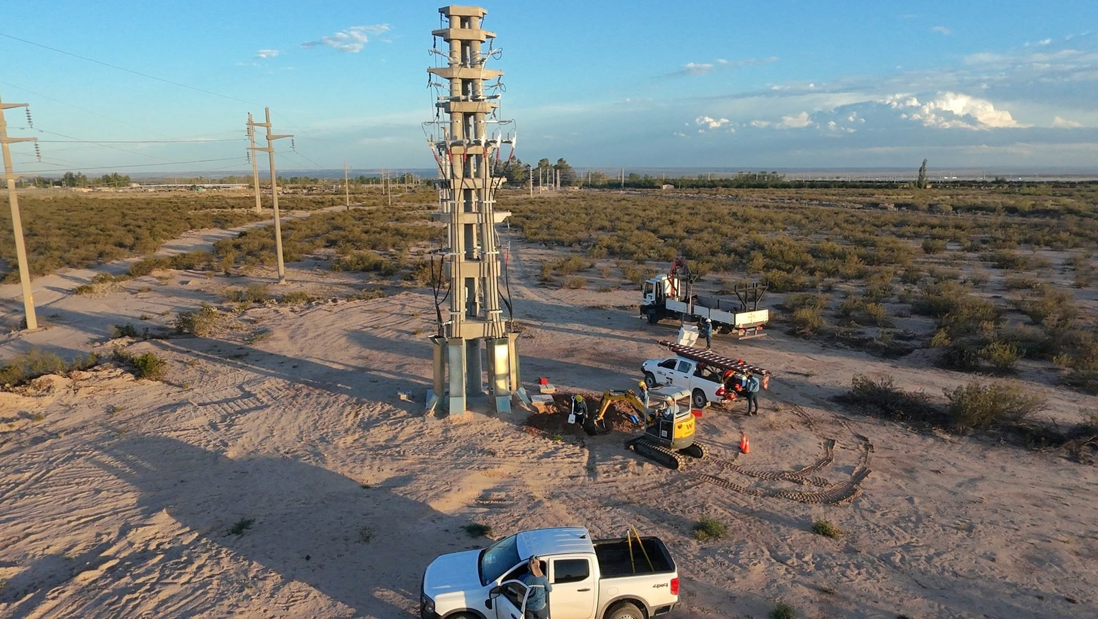 Vista aérea de montaje de estructura de línea eléctrica en zona rural