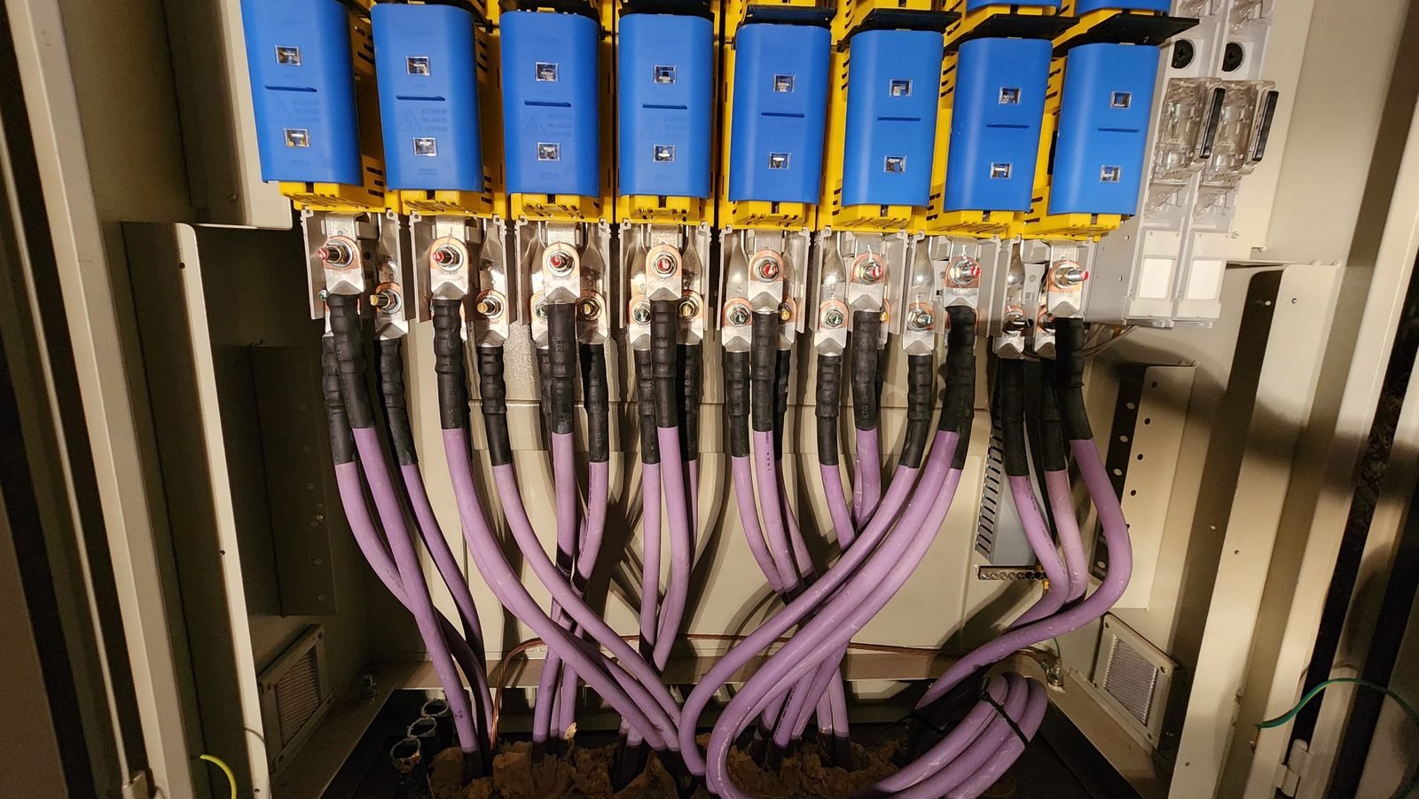 Tablero eléctrico con cableado de conexiones múltiples