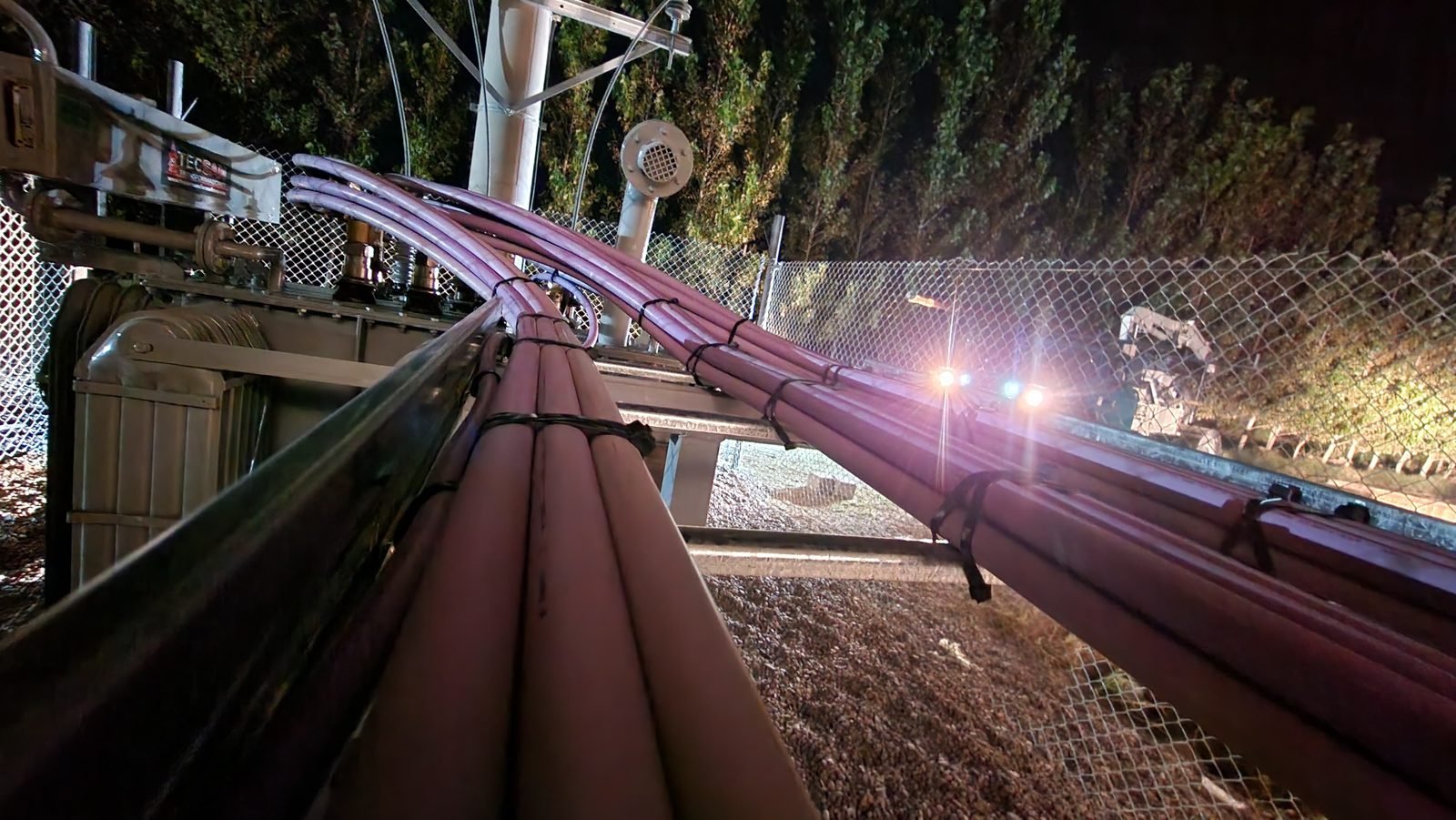 Tendido de cables sobre bandeja portacables nocturno