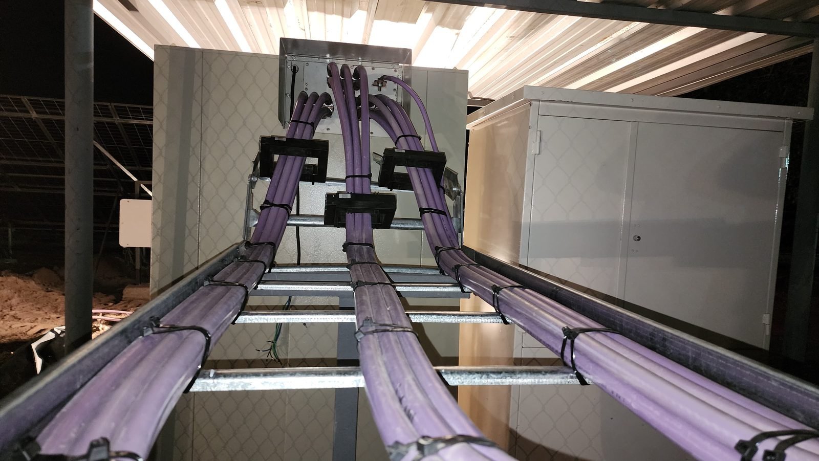 Cableado ordenado sobre bandeja en sala de tableros