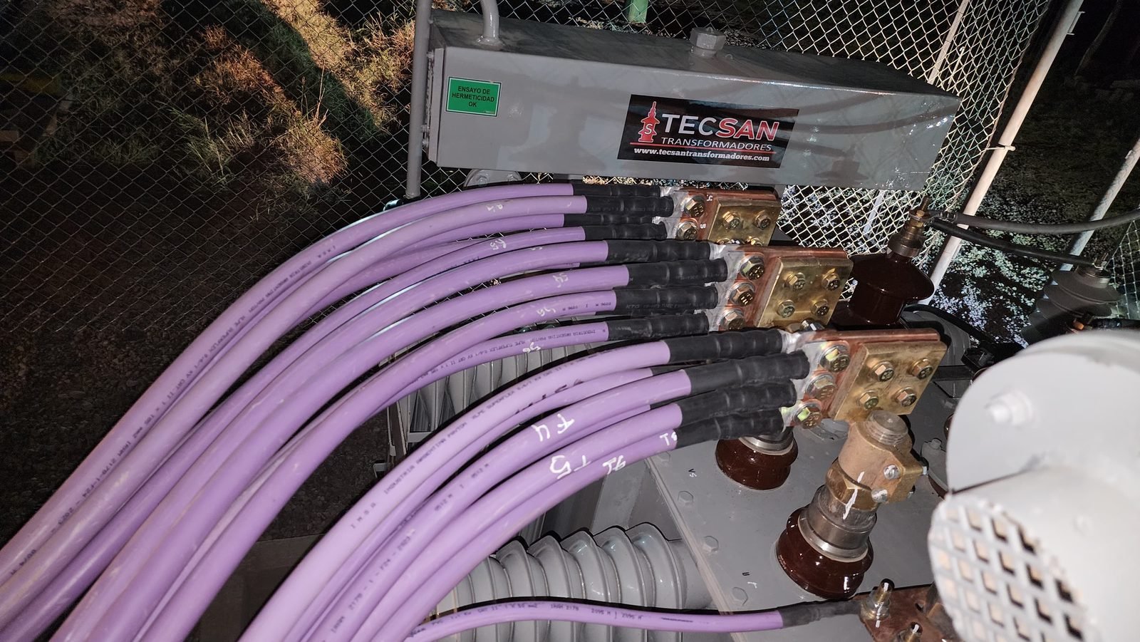 Conexionado de cables de media tensión en gabinete eléctrico