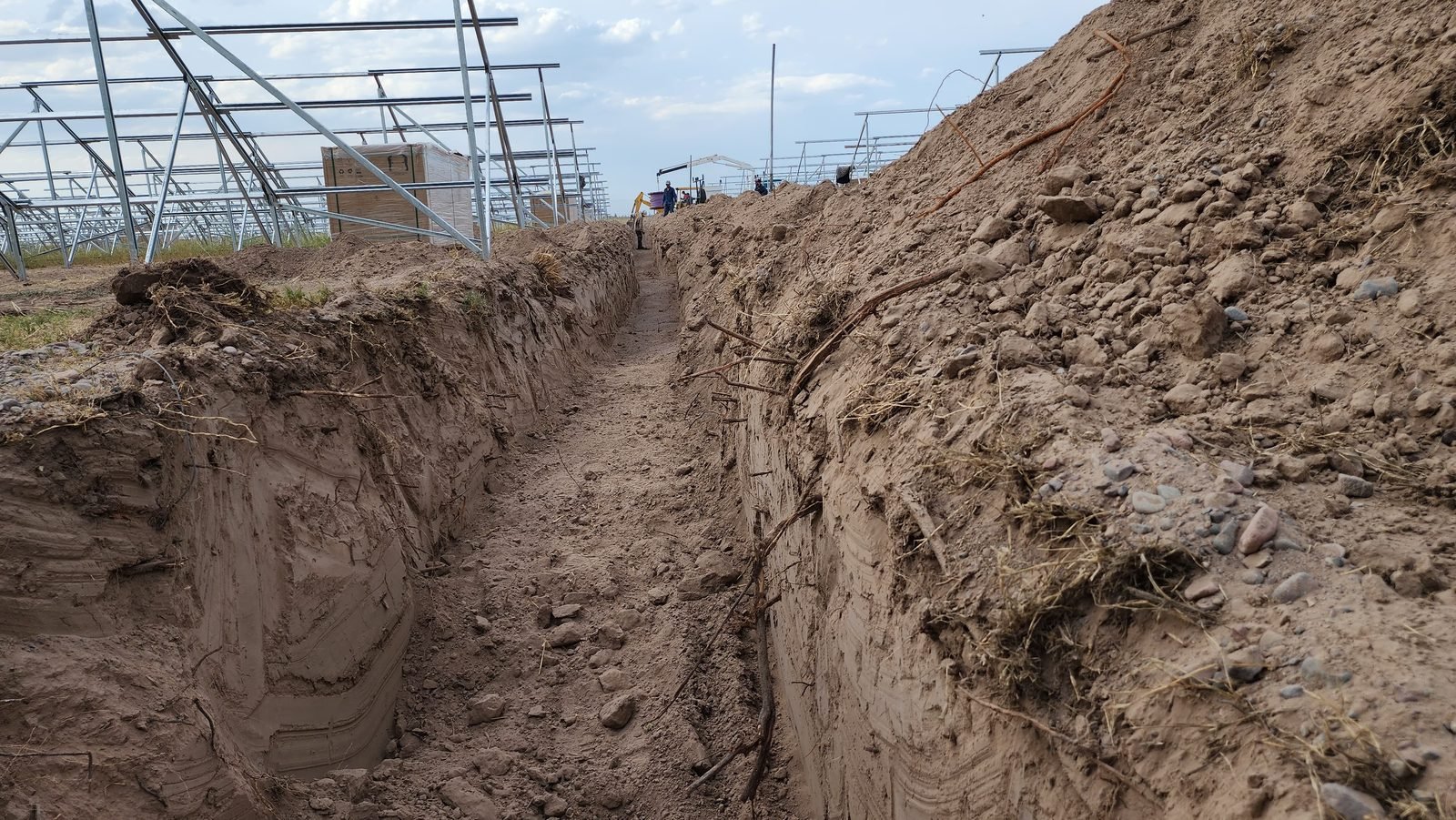 Zanja abierta para tendido de cable subterráneo