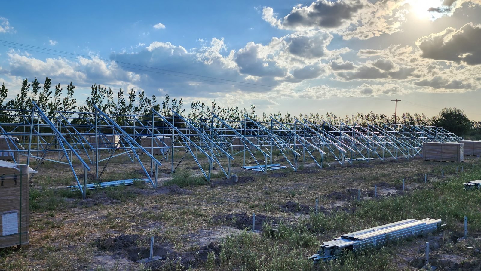 Parque solar con estructuras de montaje instaladas