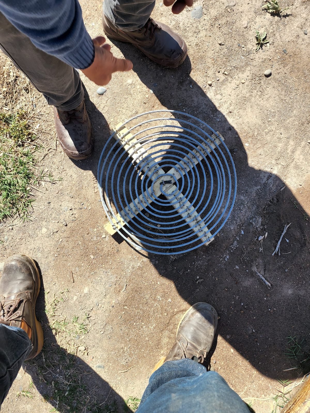Trabajador en altura junto a ventilador de transformador
