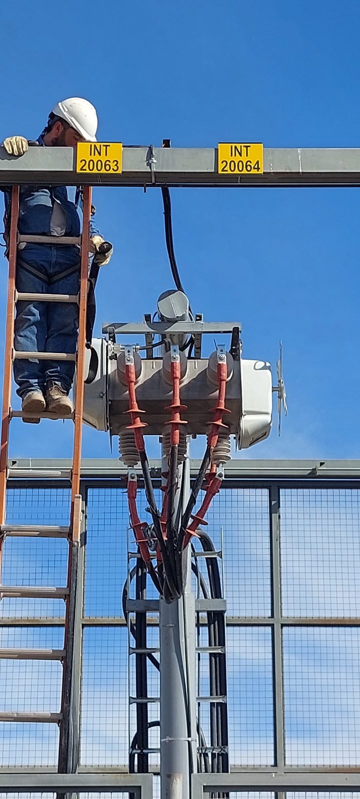 Trabajo en altura sobre estructura metálica con escalera