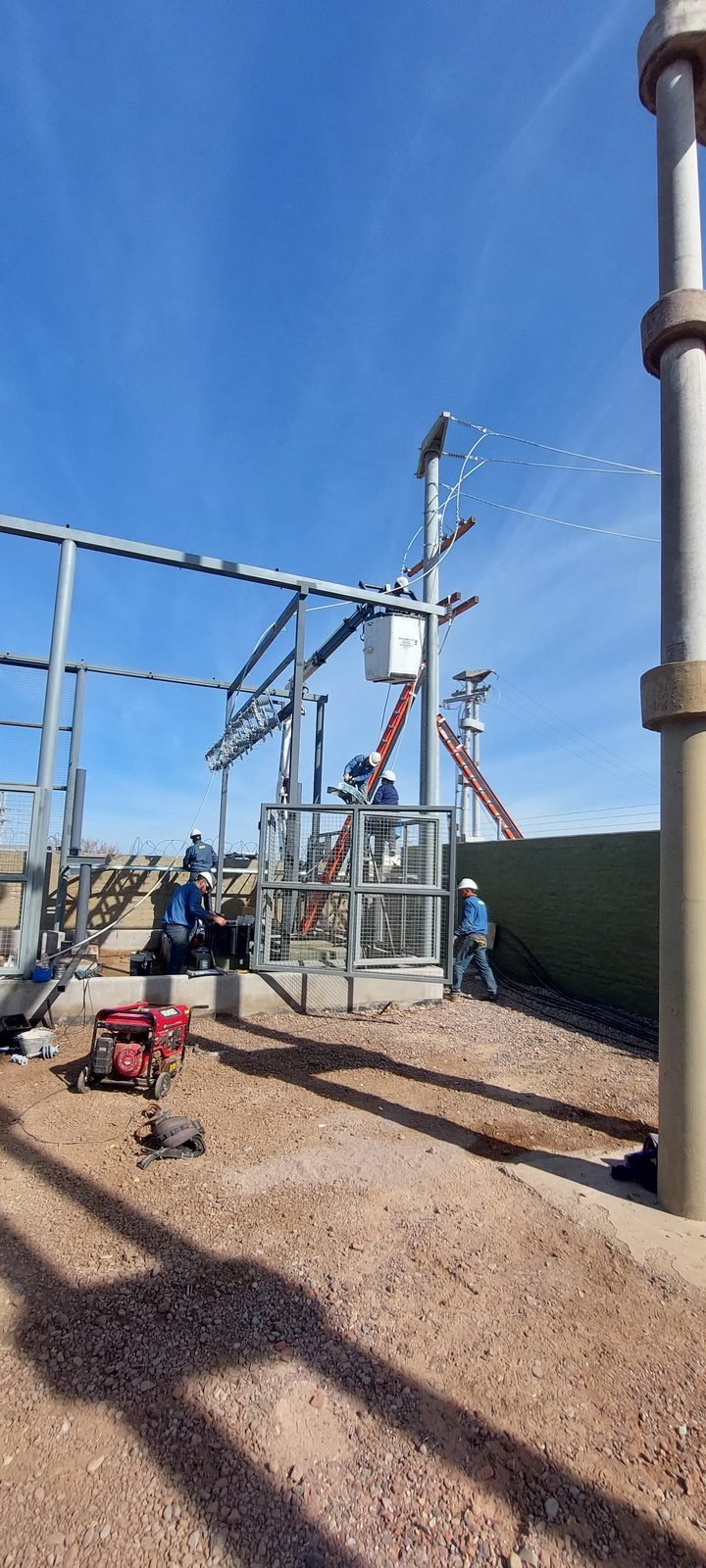 Estructura metálica de subestación en construcción
