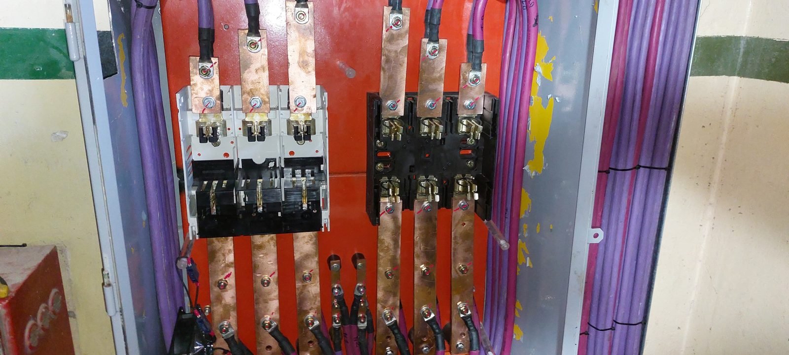 Tablero eléctrico con llaves térmicas y cableado