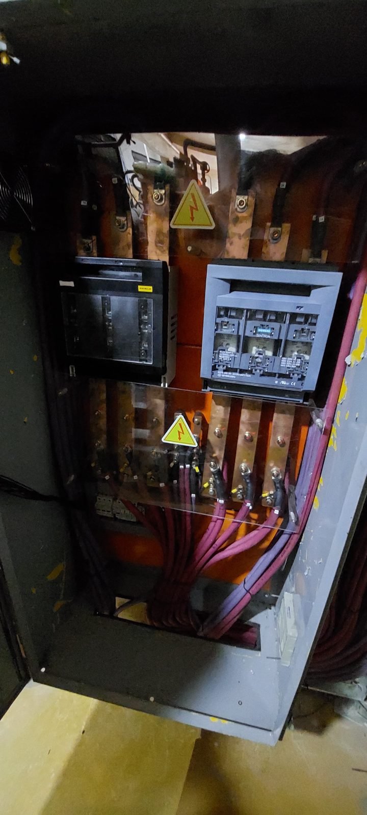 Tablero eléctrico abierto con cableado de conexión