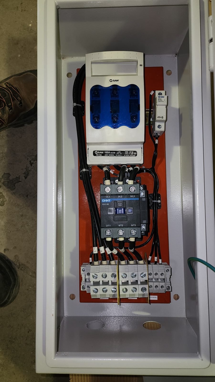 Gabinete de control eléctrico con componentes instalados