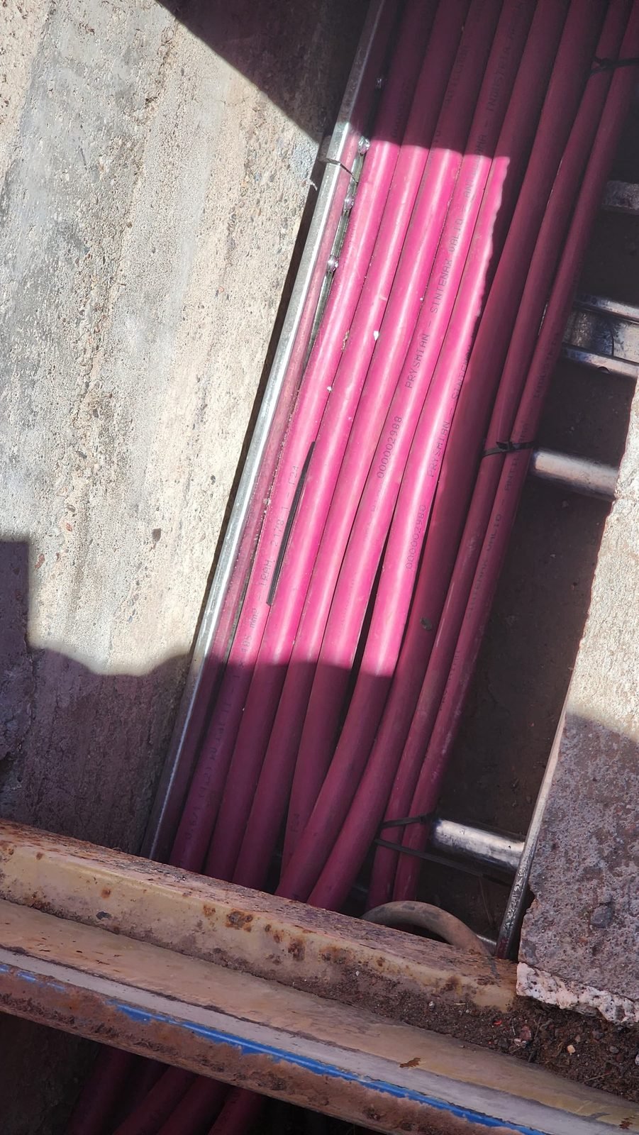 Detalle de cable de media tensión instalado en estructura de hormigón