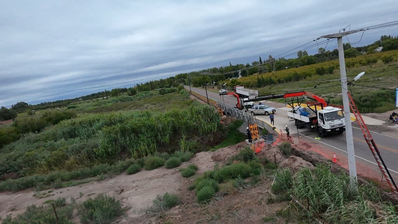 Vista aérea de obra de tendido eléctrico sobre puente