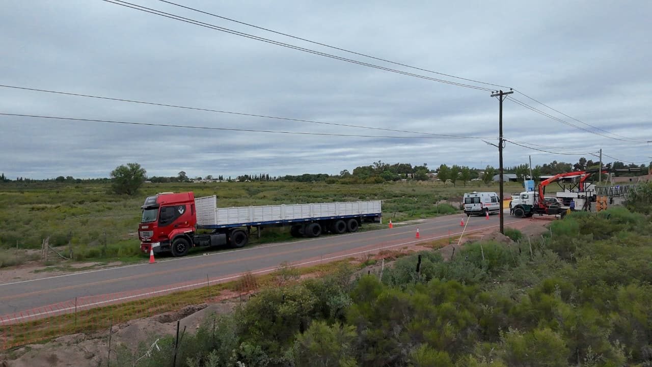 Camión de Industrias Lara en ruta rural durante tendido eléctrico