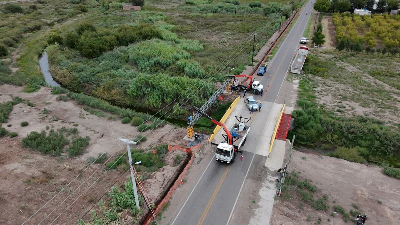 Vista aérea de obra de tendido eléctrico en zona de puente