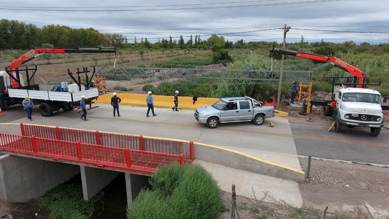 Camión grúa de Industrias Lara trabajando en puente vial